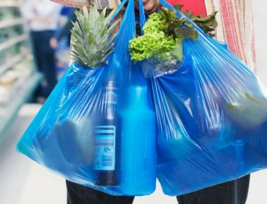 Επί πληρωμή η πλαστική σακούλα από το 2018 - Πρόστιμα έως 5.000 ευρώ για τους εμπόρους που δεν καταβάλουν το τέλος!